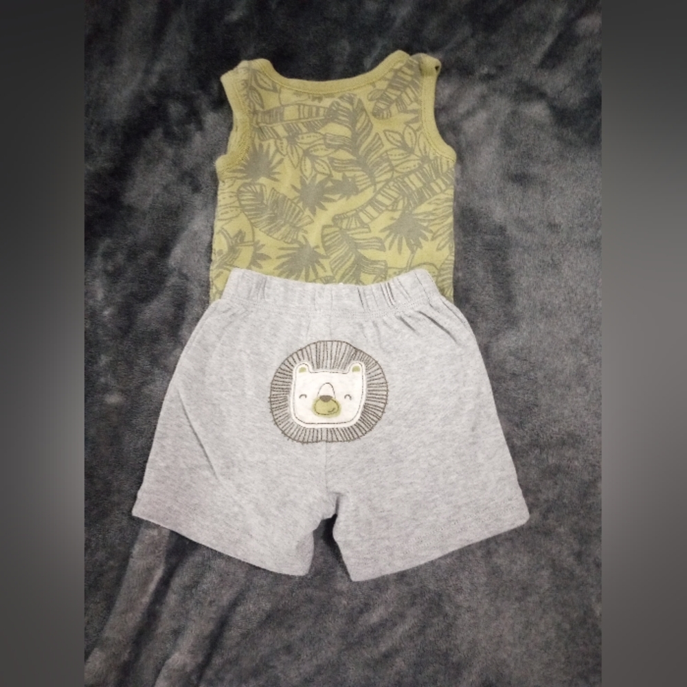 Carter's 2-Piece Jungle bodysuit with grey lion shorts EUC